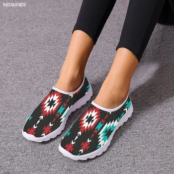 INSTANTARTS/ Женская обувь на плоской подошве с этническим племенным рисунком ацтеков, повседневная обувь из мягкой сетки, дышащие кроссовки, уличные походные лоферы